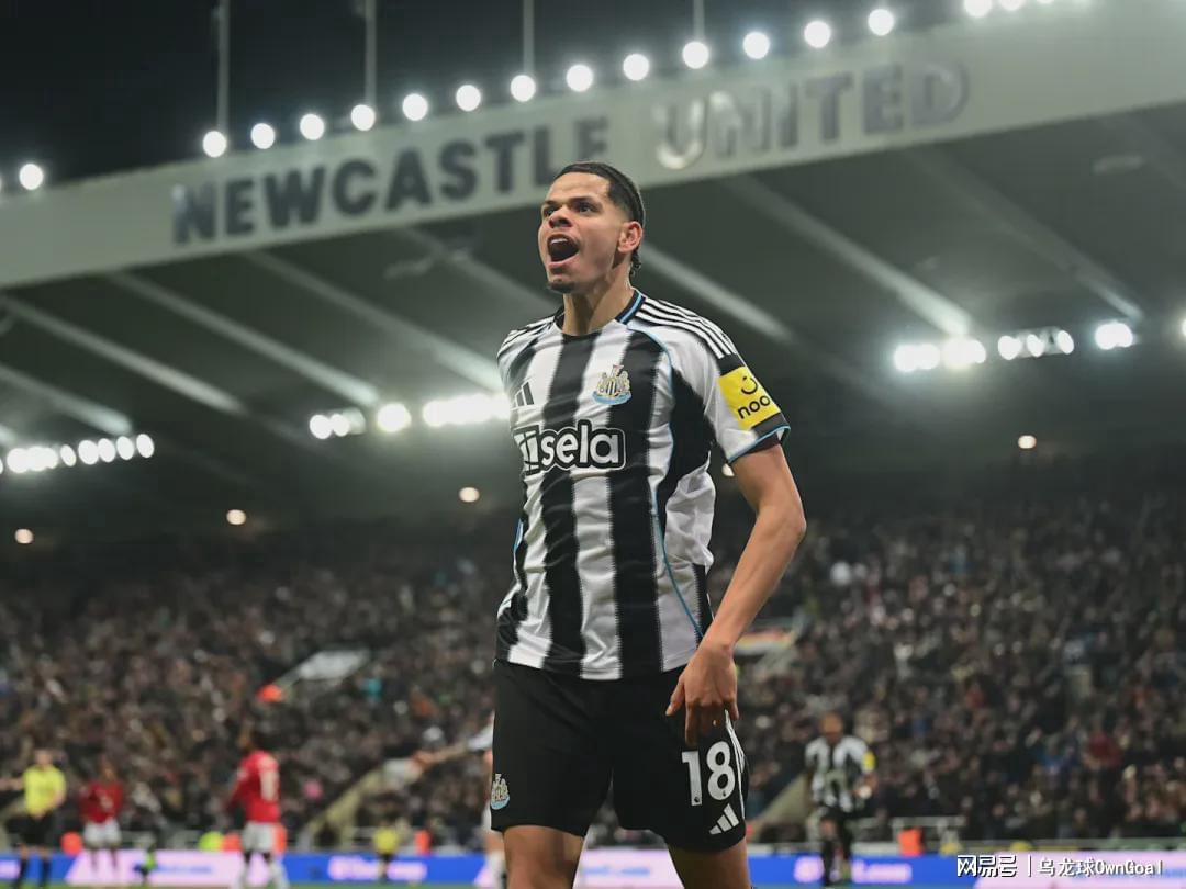 云开体育-英超绝杀！曼城爆冷！曼联丢分稳居前三，夺冠热门7分领跑