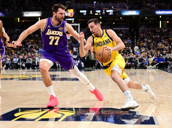 云开体育-国产品牌再添一人~名记：麦康纳近期签约安踏 比赛中上脚欧文战靴